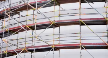 Specjalistyczne rusztowania do zastosowań przemysłowych – jak wybrać właściwego partnera produkcyjnego?