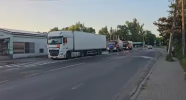 Wyciek z naczepy ciężarówki na ulicy Chopina. Są utrudnienia w ruchu