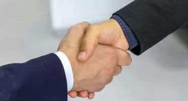 Jak budować trwałe relacje między kontrahentami? Sprawdzone sposoby na lojalność w B2B