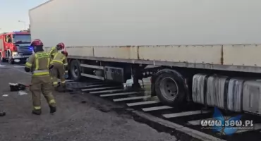 Wyciek z naczepy na ul. Chopina w Jaworznie. Policja sprawdzi, czy kierowca stworzył zagrożenie