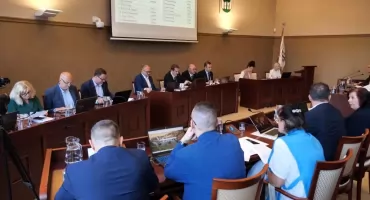 Zmiany w budżecie, przekazanie środków na służby i apel do NFZ. Co działo się na sesji Rady Miejskiej w Jaworznie?