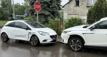 Kolizja trzech samochodów na skrzyżowaniu w Jaworznie