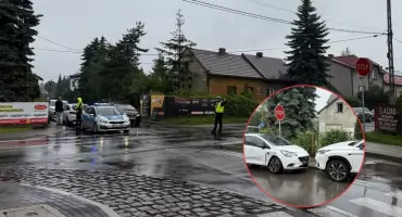 Młody kierowca zlekceważył znak STOP. Trzy auta rozbite na skrzyżowaniu w Jaworznie