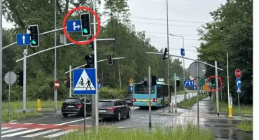 Niebezpieczny skręt na Osiedlu Stałym? Kierowca zwraca uwagę na oznakowanie