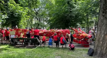Szkoła Podstawowa nr 11 w Jaworznie z wyróżnieniem na paradzie smoków w Krakowie