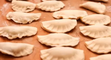 Poznaj 3 powody, dla których warto kupować pierogi w Sklepie Babci Marysi