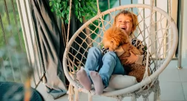 Fotele wiszące ogrodowe w stylu boho – jak stworzyć modną strefę chilloutu?