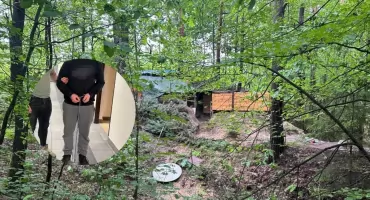 Trzymał narkotyki w leśnym szałasie. Policjanci z Jaworzna znaleźli blisko kilogram środków