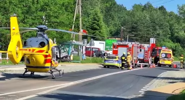 Poważny wypadek na DK79 w Jaworznie. Zderzenie motocykla z samochodem osobowym, lądował śmigłowiec LPR