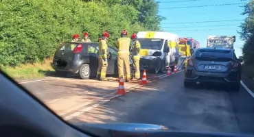 Zderzenie dwóch samochodów na Pietrusowej. Są utrudnienia w ruchu