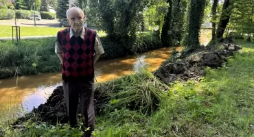 Wyczyścili rzekę, a muł zostawili na brzegu. Mieszkaniec Szczakowej alarmuje