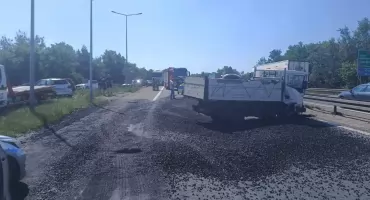 Utrudnienia na S1 w Jaworznie. Ładunek wysypał się na drogę
