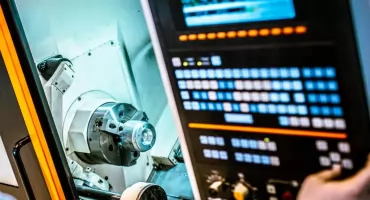 Frezowanie CNC, toczenie CNC, cięcie CNC – zalety i różnice