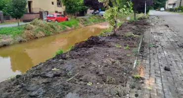 Sprzątają brzegi Koziego Brodu. Kopce po czyszczeniu rzeki znikają