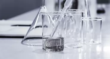 Wyposażenie laboratorium – jakie akcesoria są niezbędne do codziennej pracy?