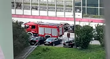 Pilna akcja służb na Leopoldzie. Strażacy badają nieznaną substancję 