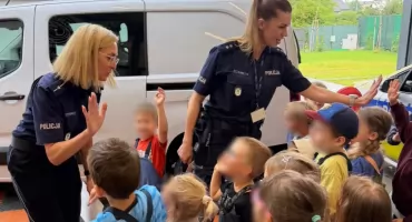 Policja i straż z wakacyjną lekcją dla najmłodszych