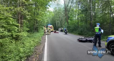 Poważny wypadek na ulicy Jesiennej. 52-letni motocyklista ciężko ranny