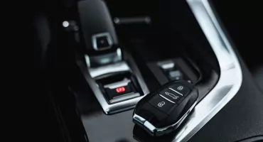 Kluczyki zatrzaśnięte w samochodzie – jak bezpiecznie otworzyć auto bez bicia szyby?