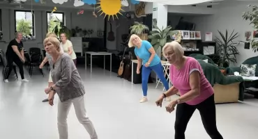 Wakacje w rytmie zumby. Seniorzy z Klubu To i Owo nie zwalniają tempa