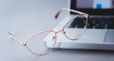 Jak dobrać modne i wygodne okulary w salonie optycznym?