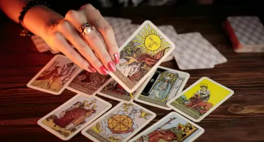 Tarot na co dzień: jak jedna karta pomaga podejmować decyzje