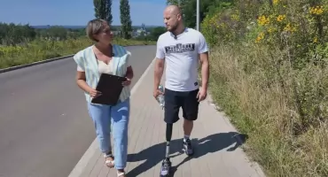 Stracił nogę. Dziś walczy o każdy krok samodzielności