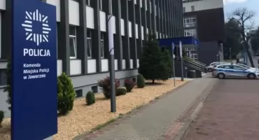 Nocna kolizja z udziałem radiowozu w Jaworznie. Trzy osoby trafiły do szpitala