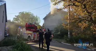 Pożar pustostanu w Szczakowej. Z ogniem walczyło pięć zastępów straży pożarnej