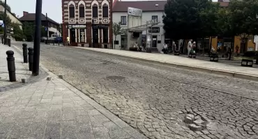 Kostka rozlatuje się i stwarza zagrożenie. Ul. Mickiewicza od.Nowa 