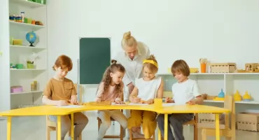 Jak przedszkole anglojęzyczne pomaga w kształtowaniu kompetencji językowych?