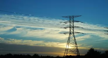 Linie energetyczne na prywatnej działce – jakie prawa ma właściciel?