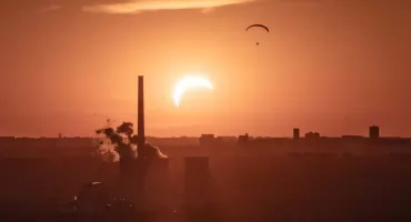 Zaćmienie Słońca nad Jaworznem. Oni oglądali je z paralotni
