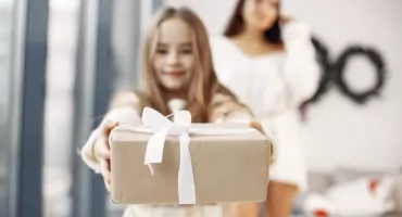 Kreatywne prezenty dla sześciolatki – inspiracje, które zachwycą i rozwiną pasje Twojego dziecka
