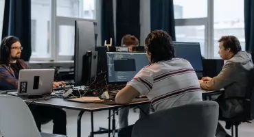 Umowa IT bez kosztownych pułapek – na co zwrócić uwagę przed rozpoczęciem projektu technologicznego?