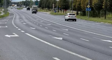 Pęknięta jezdnia na DK79 w Jaworznie. Problem dla motocyklistów