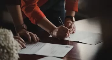 Sprzedaż udziałów w spółce. Dlaczego dobra cena nie oznacza jeszcze dobrej umowy?