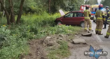 78-latek uderzył samochodem w przystanek w Jeleniu