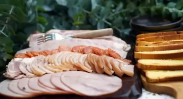 Czym wyróżniają się wędliny dostępne w sklepie Wędliny Drąg?