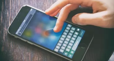Zakaz telefonów w szkołach od 1 września 2026. Kogo obejmą nowe zasady?