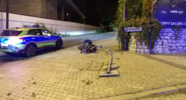 Nocny pościg w Jaworznie. Ukradzionym motocyklem uderzyli w betonowy słup