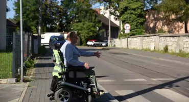 Krótka droga, wiele przeszkód. Jaworznianin pokazuje, z czym mierzy się na wózku