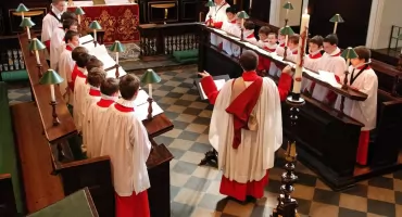 Szaty liturgiczne w parafii — barwy, symbolika i dbałość o sakralne dziedzictwo