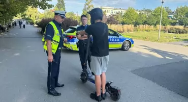 Policja reaguje na telefony o szybkiej jeździe na hulajnogach