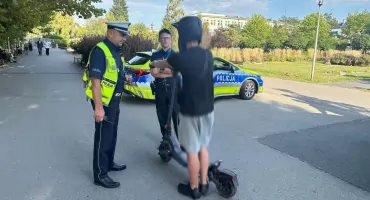 Policja reaguje na telefony o szybkiej jeździe na hulajnogach