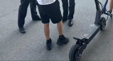 Policja reaguje na telefony o szybkiej jeździe na hulajnogach