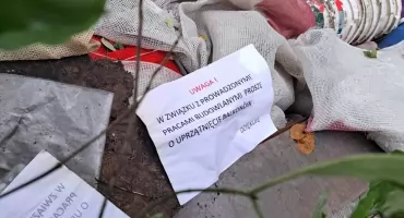 Dzikie wysypisko na Borach. Wiadra i siatki porzucone blisko drogi. Kto wyrzucił śmieci po robotach remontowych?
