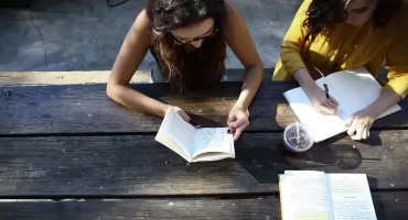 Zaczynasz studia od października? Złóż dokumenty do ZUS, aby nie stracić renty rodzinnej