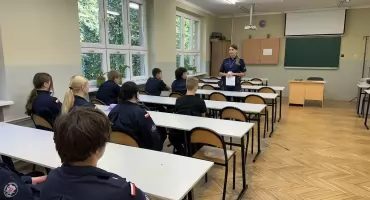 Uczniowie klasy mundurowej poznają służbę policjantów i Straży Granicznej