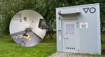 Siekiera poszła w ruch. Zdewastowali toaletę w parku Podłęże